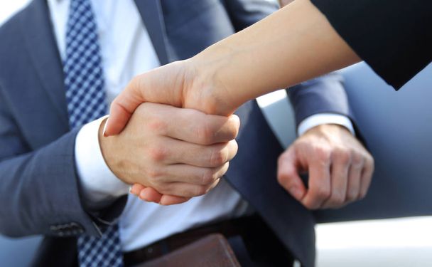 uomo d'affari stringendo la mano per siglare un accordo con il suo partner - Foto, immagini
