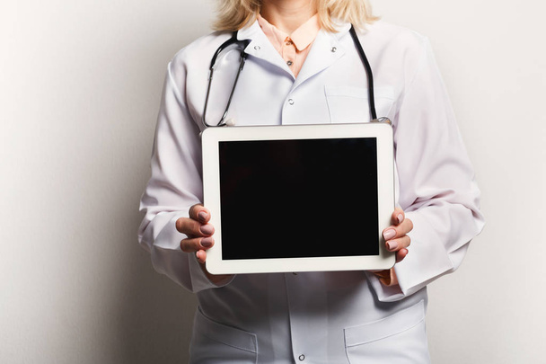 Closeup of doctor holding tablet computer with a blank screen - Valokuva, kuva