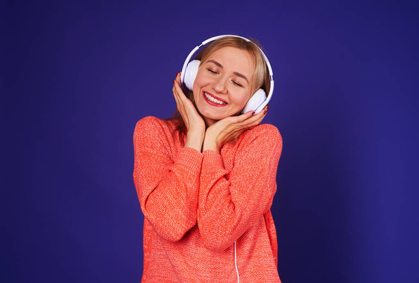 мечтательная блондинка наслаждающаяся хорошей музыкой
 - Фото, изображение