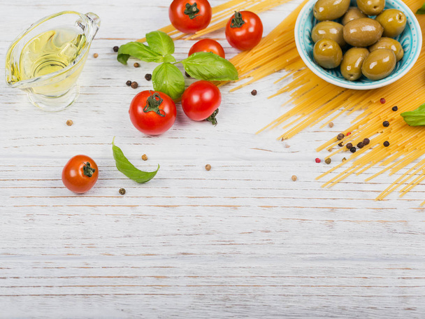 Ingredients for preparation pasta spaghetti - tomato, olive oil, - Foto, immagini