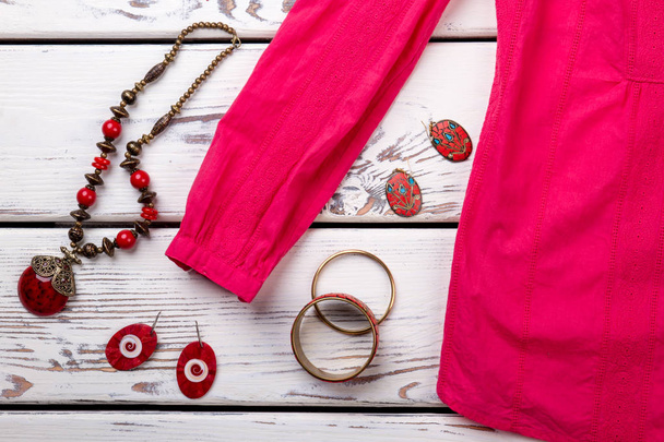 Blusa roja femenina y joyas
. - Foto, Imagen