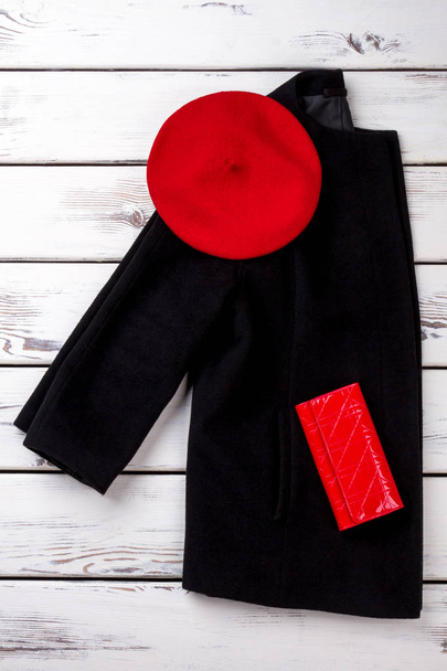 Женская черная куртка и красные аксессуары
. - Фото, изображение