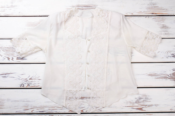 Белая шелковая блузка с кружевом
. - Фото, изображение
