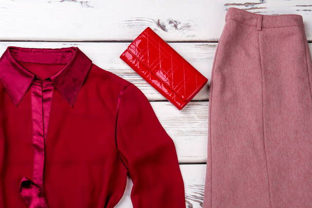 weibliche klassische Kleidung und rote Handtasche. - Foto, Bild