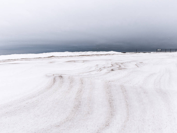 Krásná zimní krajina zobrazit podél břehu jezera Michigan v Evanstonu Illinois nedaleko Chicaga s sněhu a závěje pískové vrstvy větru foukané pohled a zmrzlé vody za. - Fotografie, Obrázek
