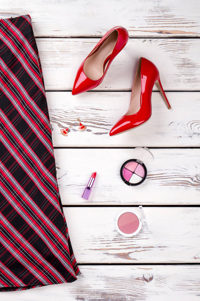 Vrouwelijke moderne rok en rode stiletto 's. - Foto, afbeelding