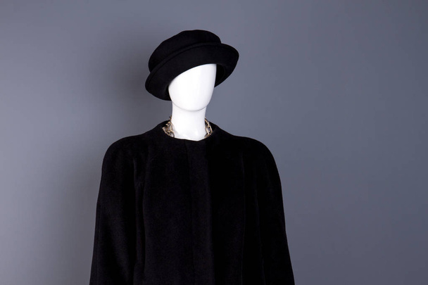 Женская черная шапочка на манекене
. - Фото, изображение