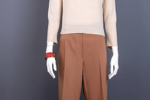 Beige sweater and brown trousers on mannequin. - Fotografie, Obrázek