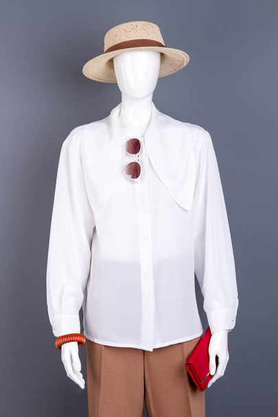 Ψάθινο καπέλο, άσπρη μπλούζα και αξεσουάρ μόδας. - Φωτογραφία, εικόνα