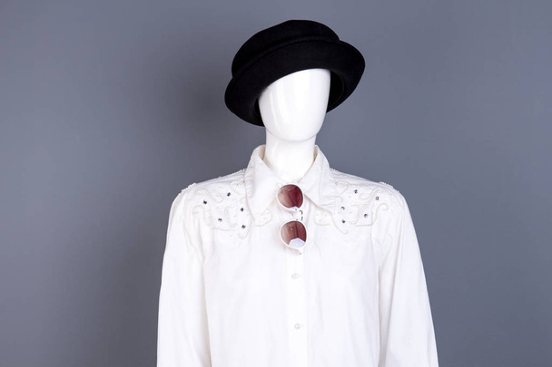 Manekin w białej bluzce i czarny kapelusz. - Zdjęcie, obraz