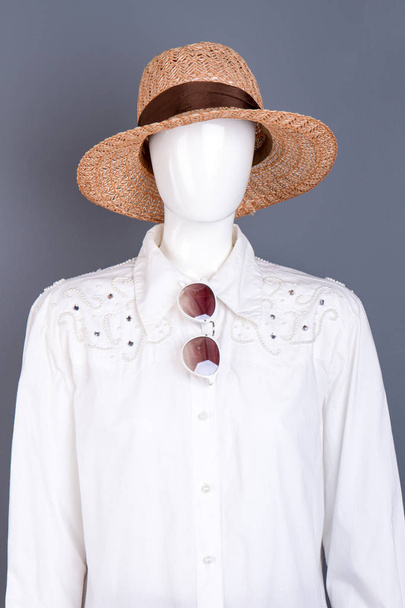 Άχυρο καπέλο και μόδα σχεδιασμό Γυναικεία μπλούζα. - Φωτογραφία, εικόνα