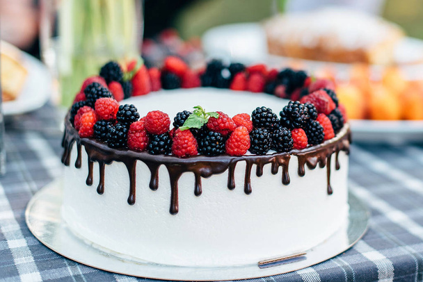 торт з лісовими ягодами
 - Фото, зображення