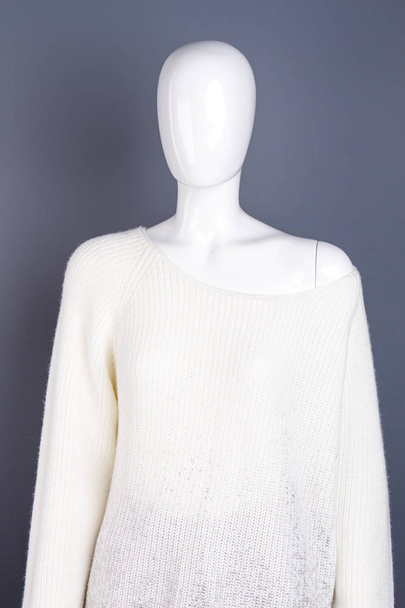 Female mannequin in white knitted sweater. - Photo, Image