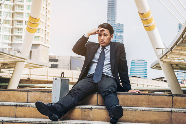 Zoufalý podnikatel beznadějně sedí na podlaze schod - Fotografie, Obrázek
