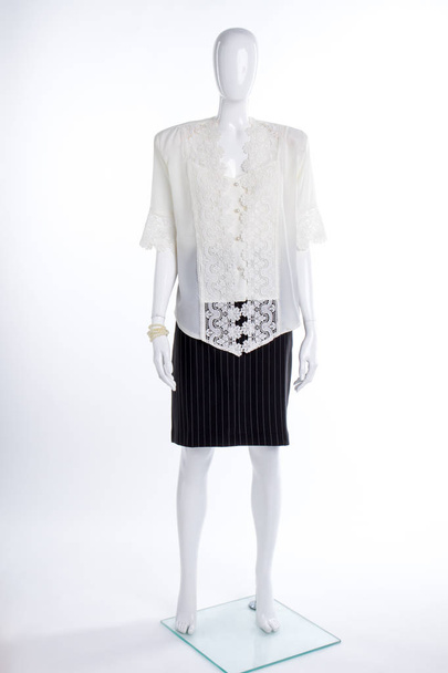 Witte lace blouse en zwarte rok. - Foto, afbeelding