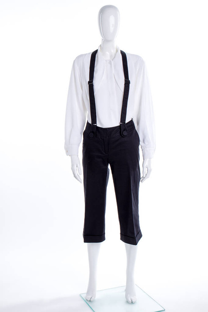 Белая рубашка и черные брюки с подтяжками
. - Фото, изображение