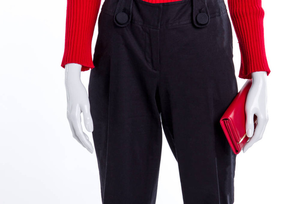Close-up van zwarte broek en rode portemonnee. - Foto, afbeelding