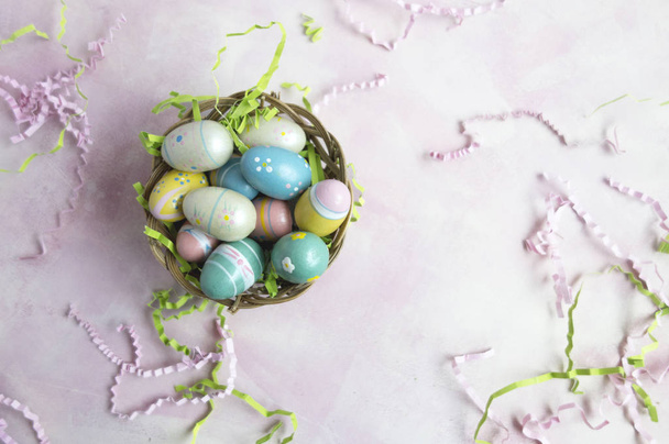 Húsvéti tojás a kosárban - Fotó, kép
