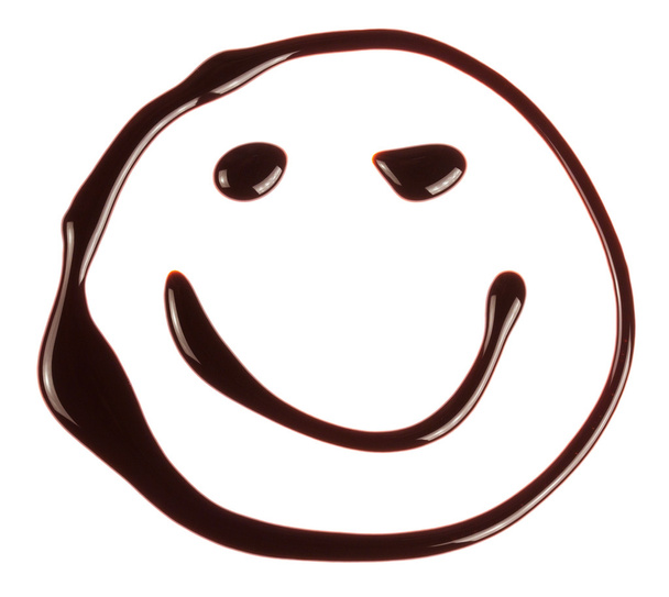 αστεία χαμογελαστό πρόσωπο από το σιρόπι σοκολάτας είναι απομονωμένα σε λευκό φόντο - Φωτογραφία, εικόνα