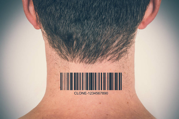 Homem com código de barras no pescoço conceito de clone genético
 - Foto, Imagem