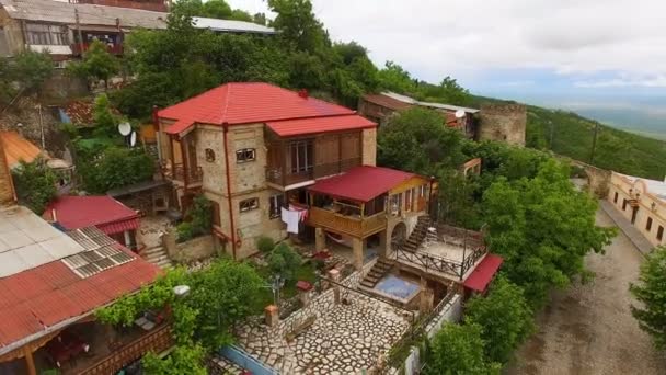 Panoramic view of beautiful cottage with pool outdoors in Sighnaghi town - Záběry, video