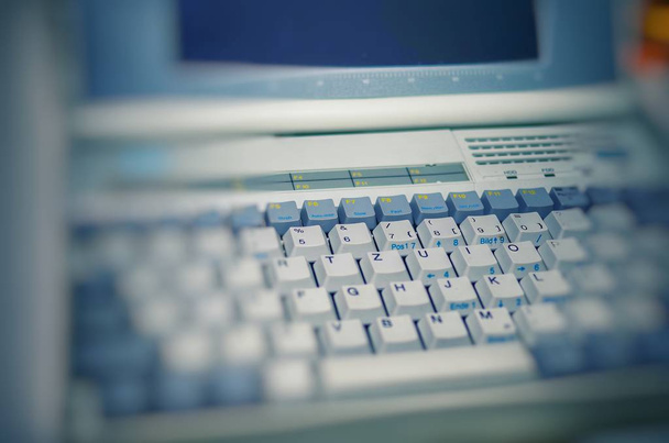 Laptop antigo dos anos 90 com fundo borrado e teclado
 - Foto, Imagem