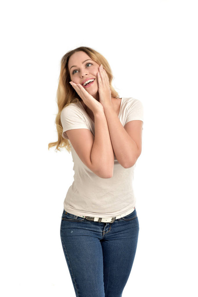 3 / 4 Porträt eines blonden Mädchens mit weißem Hemd, glücklichem Gesichtsausdruck. isoliert auf weißem Hintergrund. - Foto, Bild
