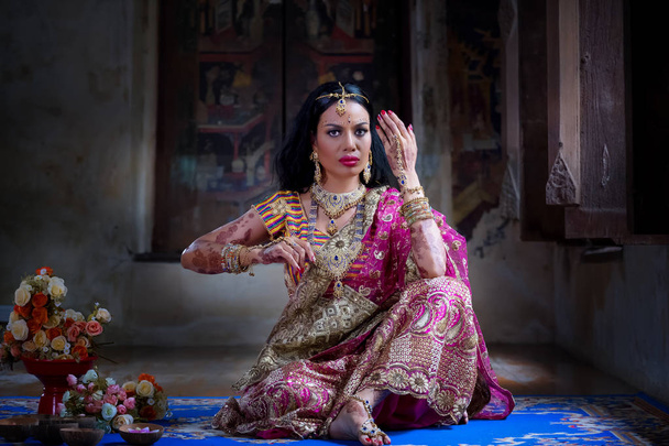 Güzel Hintli kız genç hindu kadın modeli etmek ile kapatmak - Fotoğraf, Görsel