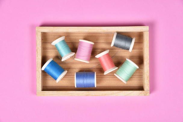 Rollos de rosca, Grupo de hilo de colores en el escritorio de costura, Artesanía, costura y concepto de costura
. - Foto, Imagen
