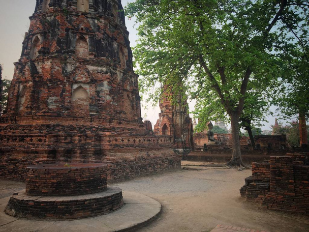 a thai emberek, a Buddha-fej, történelmi Park ókori maradványok - Fotó, kép