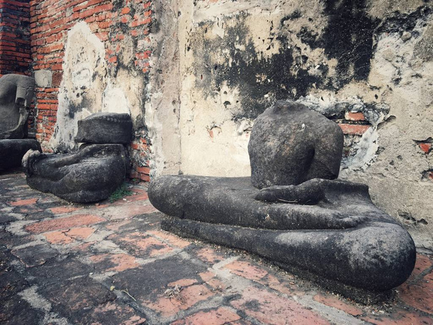 oude resten van Thaise mensen, Buddha hoofd in historische park - Foto, afbeelding