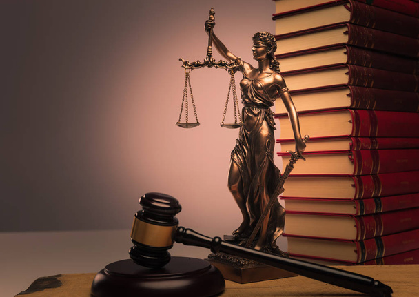 юридические книги, статуя правосудия и деревянный молоток
 - Фото, изображение