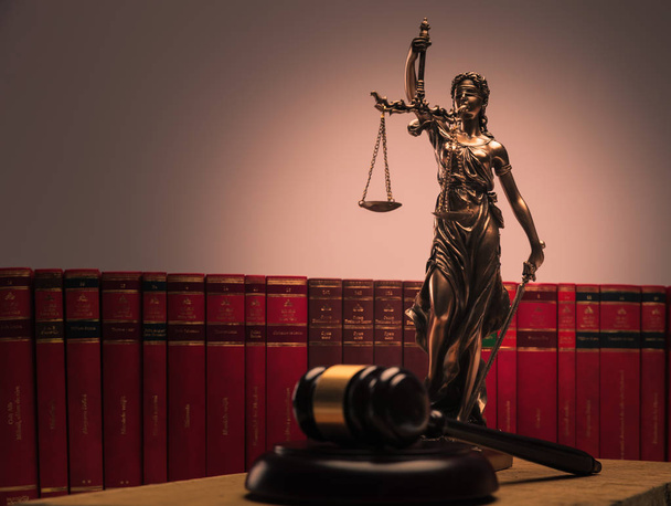 justice statue , law books and wooden gavel - Foto, Bild