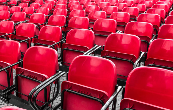 Sedie rosse vuote in plastica Nel teatro all'aperto
 - Foto, immagini