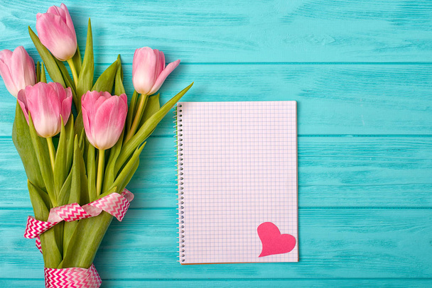 Spring background with bouquet of tulips and blank notebook for romantic entries. - Fotografie, Obrázek