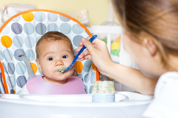 Vauvan ruokinta
 - Valokuva, kuva
