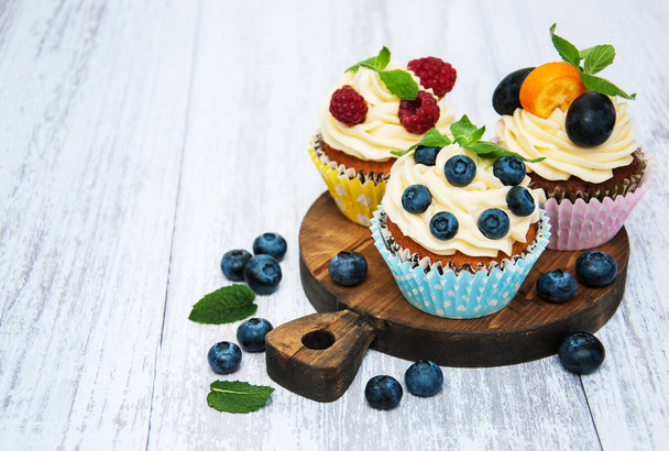 Cupcakes with fresh berries - Фото, зображення