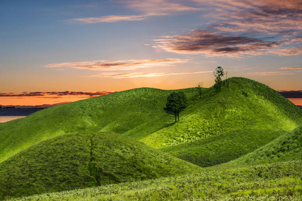 Groene heuvel met avondrood - Foto, afbeelding