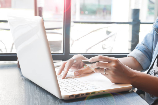 Жінка в джинсовій куртці, використовуючи ноутбук в кафе, концепція інтернет-магазинів
 - Фото, зображення