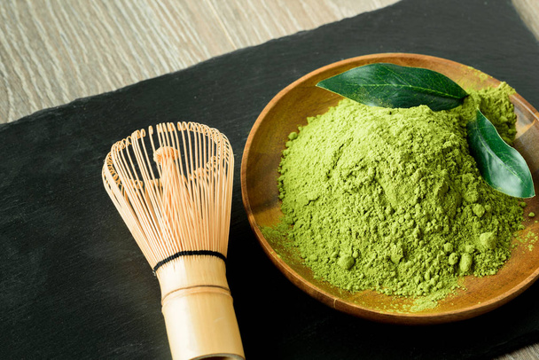 Japanese green tea matcha in a wooden bowl - Foto, afbeelding