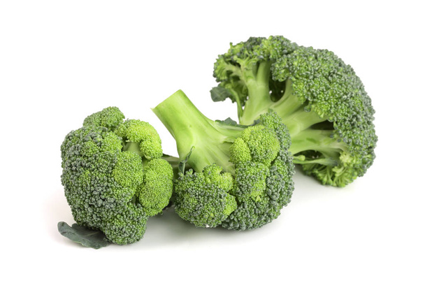 Beyaz arka plan yakın çekim izole taze brokoli. Üstten Görünüm - Fotoğraf, Görsel