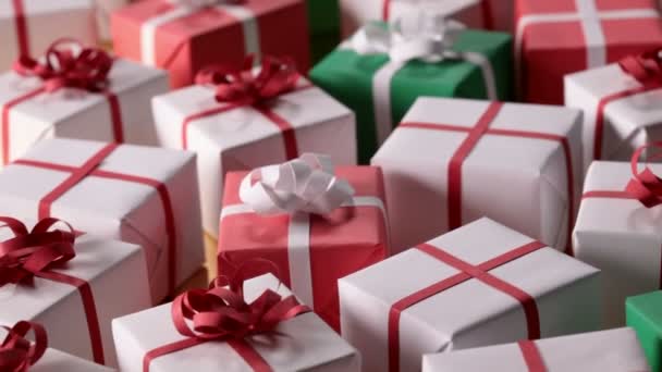Vista del movimiento sobre cajas de regalos envueltas con cintas blancas y rojas
 - Metraje, vídeo