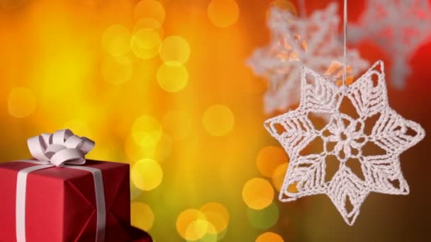 Nahaufnahme von Weihnachtsgeschenken und gehäkelten Dekorationen auf bunt verschwommenem Hintergrund  - Filmmaterial, Video