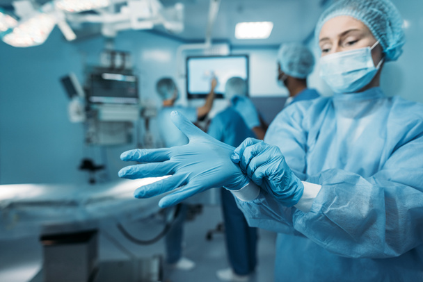 lékař lékařské rukavice v operačním sále - Fotografie, Obrázek