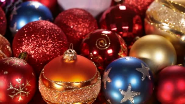 Close-up de movimento ao longo de decorações de Natal coloridas
  - Filmagem, Vídeo