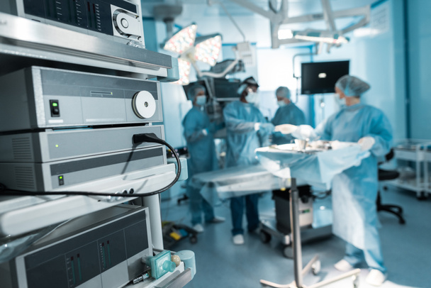 четыре хирурга готовятся в операционной
 - Фото, изображение