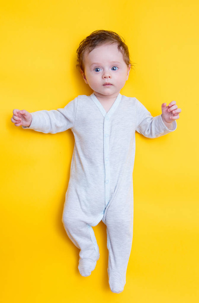pequeño bebé en ropa blanca
  - Foto, Imagen