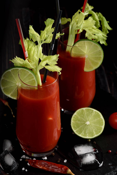 Bloody Mary cocktail e ingredienti: peperoncino, lime, sedano, ghiaccio e shaker. copia spazio
 - Foto, immagini