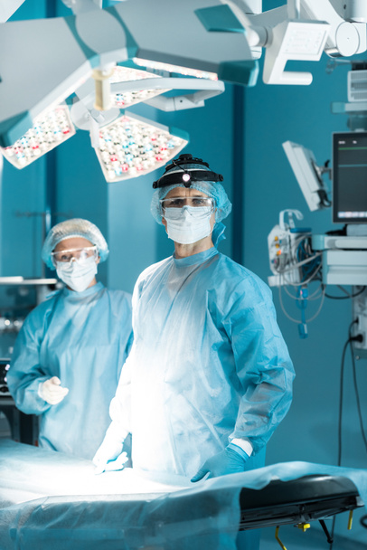 cirujanos en máscara médica mirando a la cámara
 - Foto, Imagen