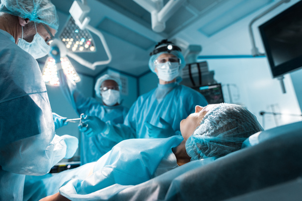 paciente acostado en la mesa de operaciones en la sala de cirugía
 - Foto, imagen
